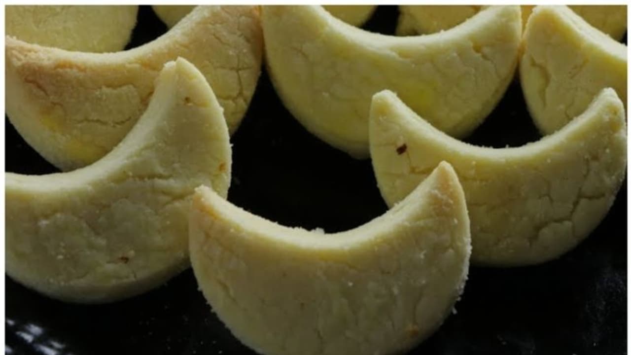 ഭംഗി മാത്രമല്ല രുചിയും സൂപ്പറാണ് ; ചന്ദ്രാകൃതിയിലുള്ള കുക്കീസ് എളുപ്പം തയ്യാറാക്കാം ഭംഗി മാത്രമല്ല രുചിയും സൂപ്പറാണ് ; ചന്ദ്രാകൃതിയിലുള്ള കുക്കീസ് എളുപ്പം തയ്യാറാക്കാം