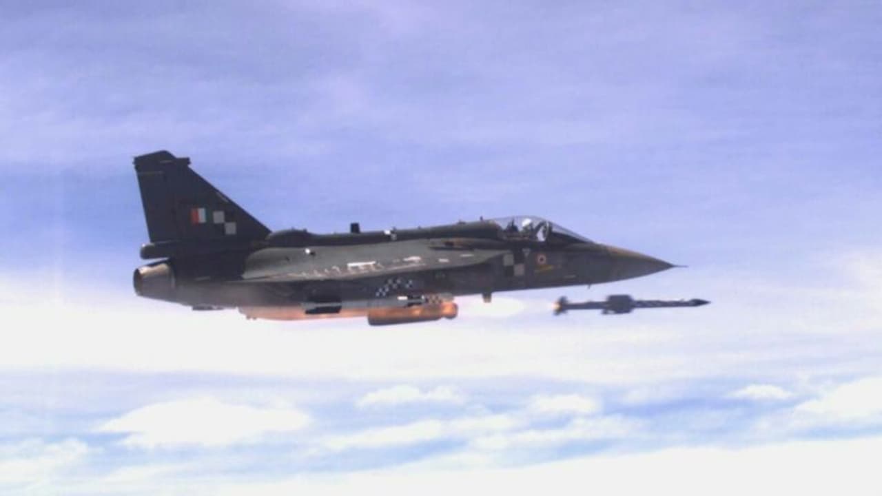 அடுத்த மணிமகுடம்.. இந்தியாவில் தயாரான ASTRA ஏவுகணை மிரட்டலாக தேஜஸ் போர் விமானத்தில் நடந்த சோதனை!