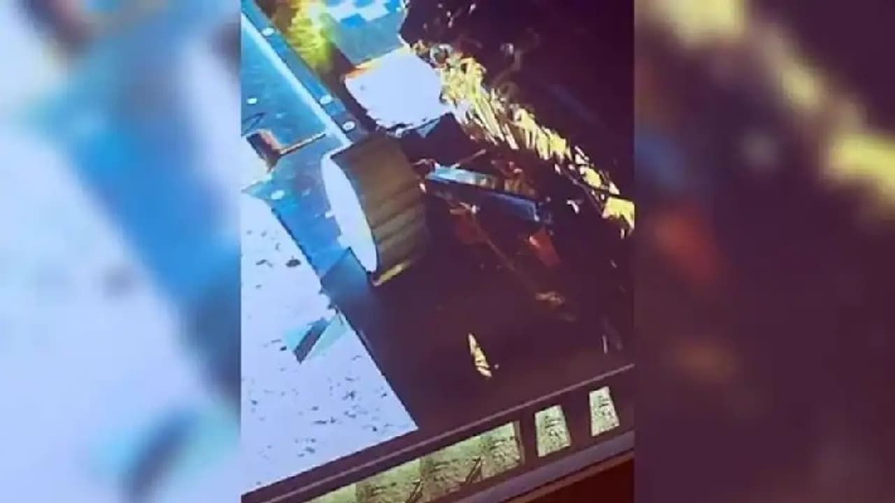 Chandrayaan 3: கடமையை முடித்து ஓய்வு எடுக்கும் ரோவர்! சந்திரயான் 3 முழுமையான வெற்றி என இஸ்ரோ அறிவிப்பு Chandrayaan 3: கடமையை முடித்து ஓய்வு எடுக்கும் ரோவர்! சந்திரயான் 3 முழுமையான வெற்றி என இஸ்ரோ அறிவிப்பு