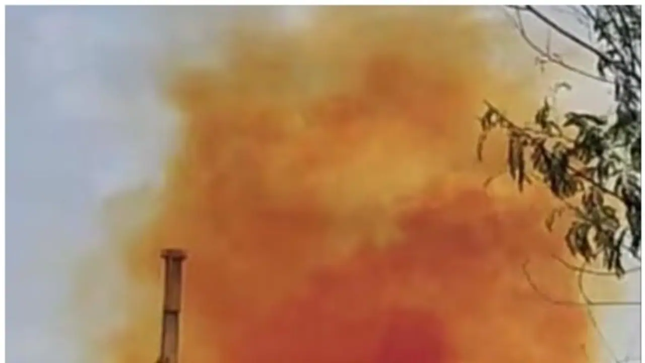 ಮೈಸೂರು: ಗುಜರಿ ಗೋಡೌನ್ನಲ್ಲಿ ವಿಷಕಾರಿ ಅನಿಲ ಸೋರಿಕೆ, ಐವರು ಅಸ್ವಸ್ಥ, ಇಬ್ಬರ ಸ್ಥಿತಿ ಗಂಭೀರ ಮೈಸೂರು: ಗುಜರಿ ಗೋಡೌನ್ನಲ್ಲಿ ವಿಷಕಾರಿ ಅನಿಲ ಸೋರಿಕೆ, ಐವರು ಅಸ್ವಸ್ಥ, ಇಬ್ಬರ ಸ್ಥಿತಿ ಗಂಭೀರ