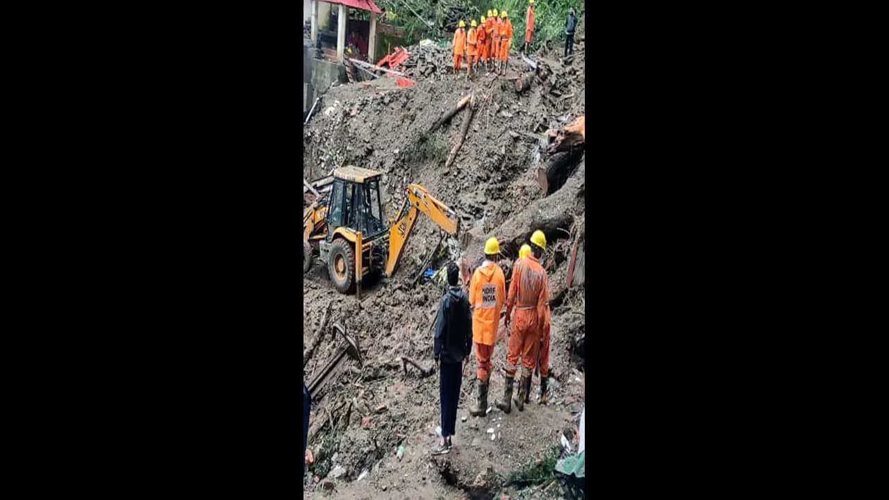 కోల్కత్తాలో నిర్మాణంలో ఉన్న ఐదంతస్తుల భవనం: 15 మందికి గాయాలు కోల్కత్తాలో నిర్మాణంలో ఉన్న ఐదంతస్తుల భవనం: 15 మందికి గాయాలు