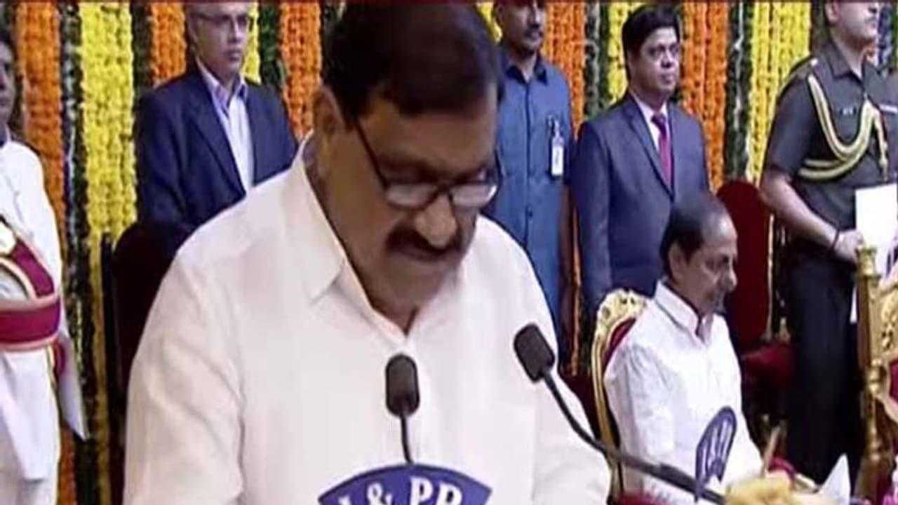కేసీఆర్ కేబినెట్లోకి పట్నం మహేందర్ రెడ్డి: ప్రమాణం చేయించిన గవర్నర్ కేసీఆర్ కేబినెట్లోకి పట్నం మహేందర్ రెడ్డి: ప్రమాణం చేయించిన గవర్నర్