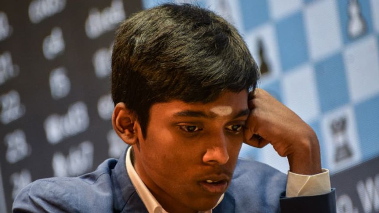 കാള്സണ് ചെസ് രാജാവ്, പ്രഗ്നാനന്ദ യുവരാജ; ടൈബ്രേക്കറില് പൊരുതി കീഴടങ്ങി ഇന്ത്യന് താരം കാള്സണ് ചെസ് രാജാവ്, പ്രഗ്നാനന്ദ യുവരാജ; ടൈബ്രേക്കറില് പൊരുതി കീഴടങ്ങി ഇന്ത്യന് താരം