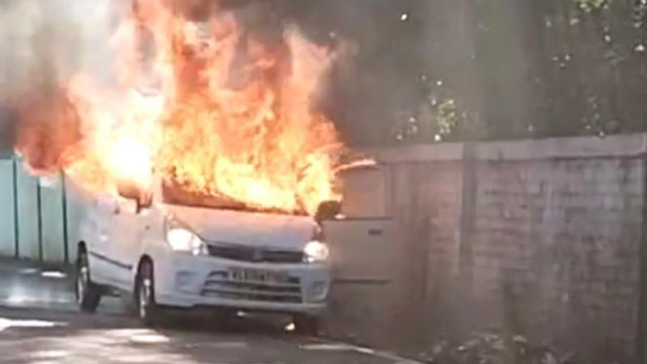 കാറിന്‍റെ മുന്നിൽ നിന്നും പുക, ഓടിക്കൊണ്ടിരിക്കെ തീപിടിച്ചു; വാർത്തകൾ തുണച്ചു, വൻ ദുരന്തമൊഴിവാക്കി ഡ്രൈവർ