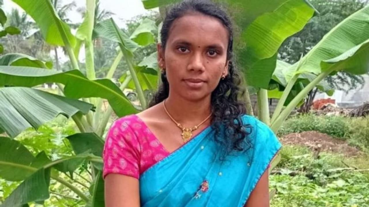 യൂട്യൂബ് നോക്കി ഭാര്യയുടെ പ്രസവമെടുത്ത് ഭര്ത്താവ്; രക്തസ്രാവത്തെ തുടര്ന്ന് യുവതിക്ക് ദാരുണാന്ത്യം യൂട്യൂബ് നോക്കി ഭാര്യയുടെ പ്രസവമെടുത്ത് ഭര്ത്താവ്; രക്തസ്രാവത്തെ തുടര്ന്ന് യുവതിക്ക് ദാരുണാന്ത്യം