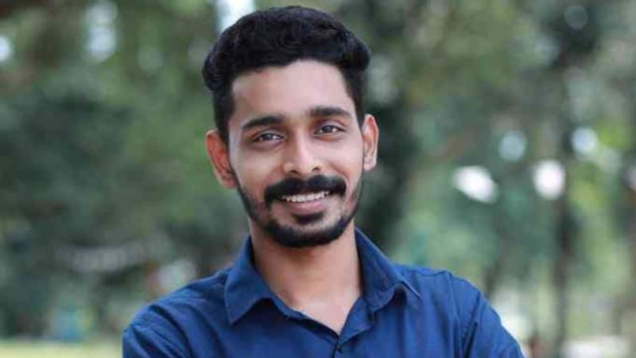 നൈറ്റ് ഷിഫ്റ്റ് കഴിഞ്ഞ് ചായകുടിക്കാനിറങ്ങി, ബൈക്കിൽ കണ്ടൈയ്നർ ലോറി ഇടിച്ചു കയറി, ഹൗസ് സർജന് ദാരുണാന്ത്യം നൈറ്റ് ഷിഫ്റ്റ് കഴിഞ്ഞ് ചായകുടിക്കാനിറങ്ങി, ബൈക്കിൽ കണ്ടൈയ്നർ ലോറി ഇടിച്ചു കയറി, ഹൗസ് സർജന് ദാരുണാന്ത്യം