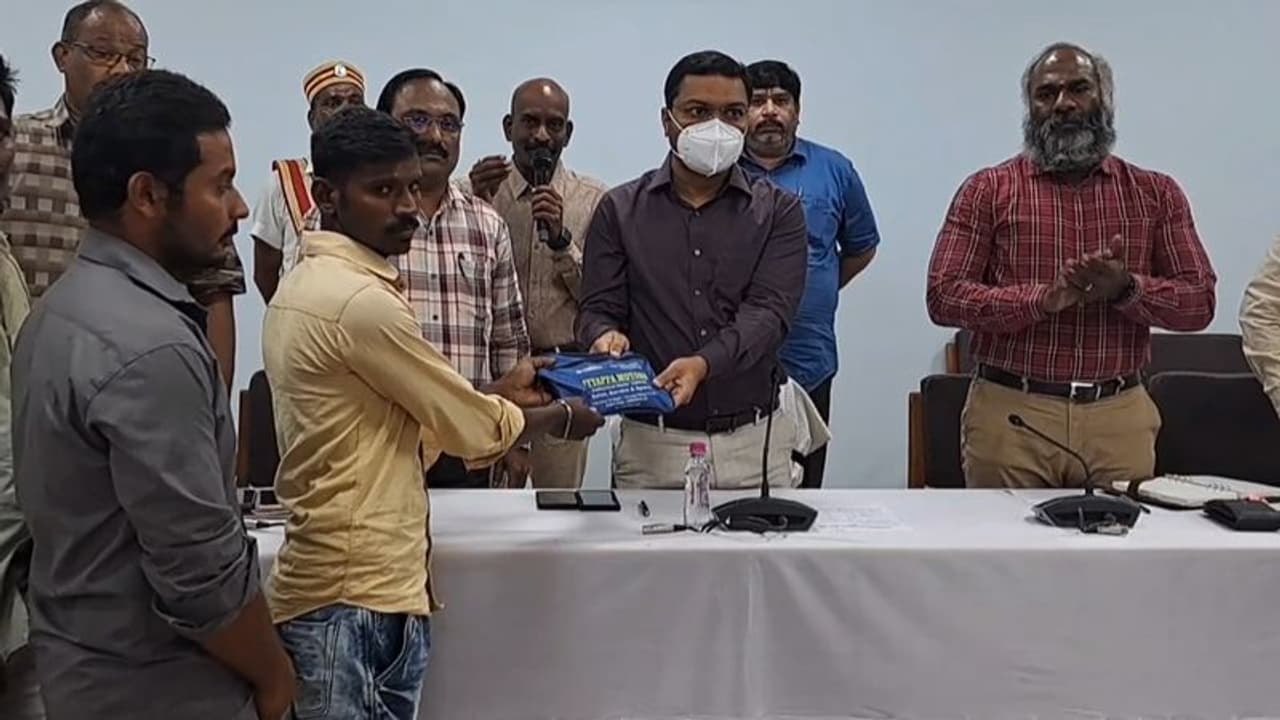 கீழே கிடந்த ரூ. 1.78 லட்சத்தை எண்ணி கூட பார்க்காமல் ஆட்சியரிடம் ஒப்படைத்த இளைஞர்கள் கீழே கிடந்த ரூ. 1.78 லட்சத்தை எண்ணி கூட பார்க்காமல் ஆட்சியரிடம் ஒப்படைத்த இளைஞர்கள்