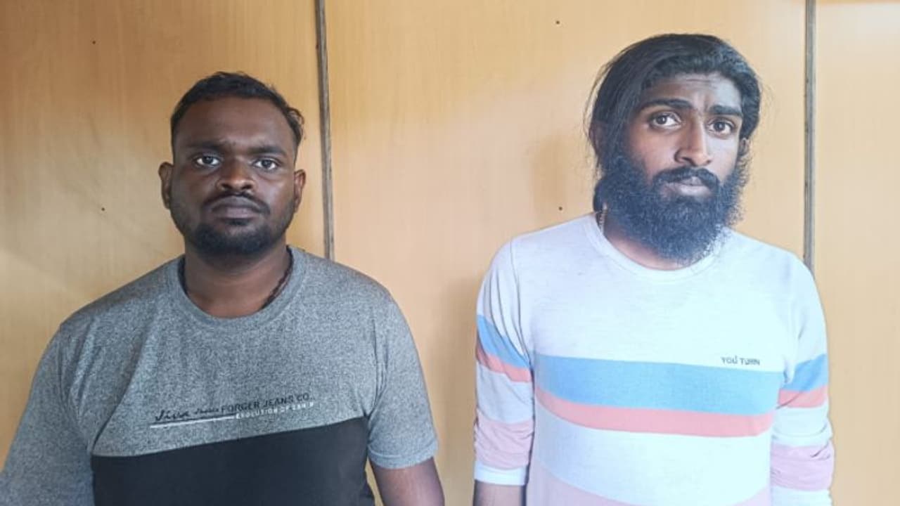 പൊടിക്കാൻ ഉപയോഗിക്കുന്ന ക്രഷിങ് മെഷീൻ, മൊബൈലുകൾ, അമേരിക്കൻ ഡോളർ, വയനാട്ടിൽ മയക്കുമരുന്നുമായി 2 പേർ പിടിയിൽ പൊടിക്കാൻ ഉപയോഗിക്കുന്ന ക്രഷിങ് മെഷീൻ, മൊബൈലുകൾ, അമേരിക്കൻ ഡോളർ, വയനാട്ടിൽ മയക്കുമരുന്നുമായി 2 പേർ പിടിയിൽ