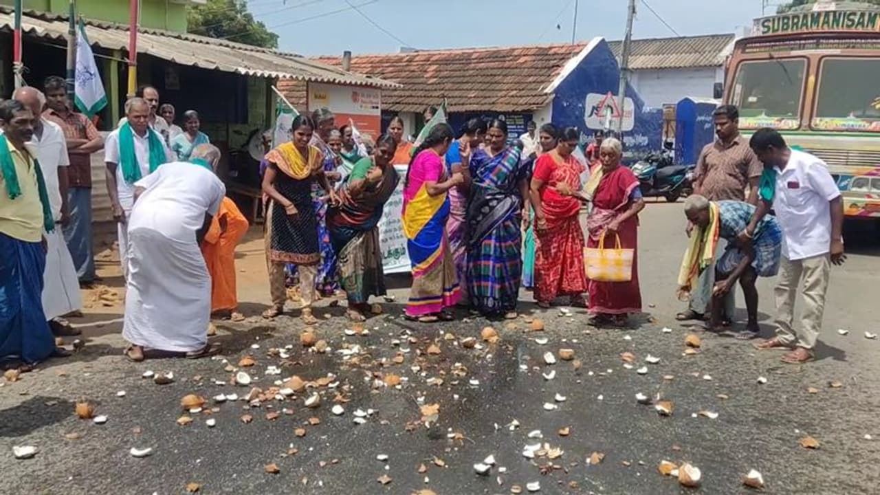 சாலையில் தேங்காய் உடைக்கும் போராட்டம்; களத்தில் இறங்கிய பெண் விவசாயிகள் போக்குவரத்து பாதிப்பு