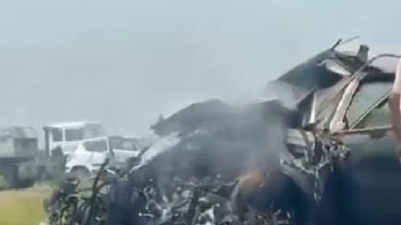 ಪೆಟ್ರೋಲ್ ಟ್ಯಾಂಕರ್ಗೆ ಡಿಕ್ಕಿ ಹೊಡೆದ 230 ಕಿ.ಮೀ ವೇಗದಲ್ಲಿ ನುಗ್ಗಿದ ರೋಲ್ಸ್ ರಾಯ್ಸ್ ಕಾರು: ಇಬ್ಬರು ಬಲಿ ಪೆಟ್ರೋಲ್ ಟ್ಯಾಂಕರ್ಗೆ ಡಿಕ್ಕಿ ಹೊಡೆದ 230 ಕಿ.ಮೀ ವೇಗದಲ್ಲಿ ನುಗ್ಗಿದ ರೋಲ್ಸ್ ರಾಯ್ಸ್ ಕಾರು: ಇಬ್ಬರು ಬಲಿ