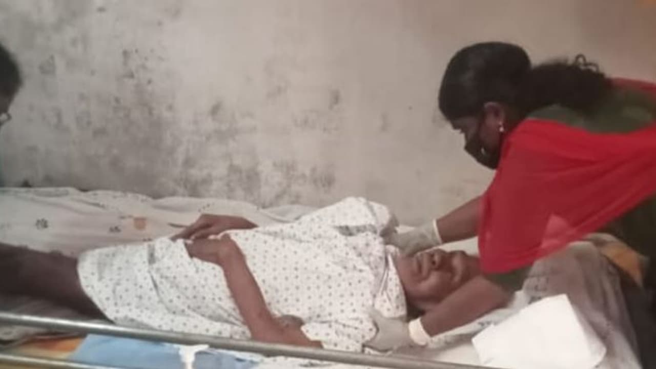 പരിചരിക്കാൻ ആളില്ലാത്ത വൃദ്ധ മാതാവിന് പൊലീസിന്റെ ഇടപെടലിൽ കരുണയുടെ സഹായം പരിചരിക്കാൻ ആളില്ലാത്ത വൃദ്ധ മാതാവിന് പൊലീസിന്റെ ഇടപെടലിൽ കരുണയുടെ സഹായം