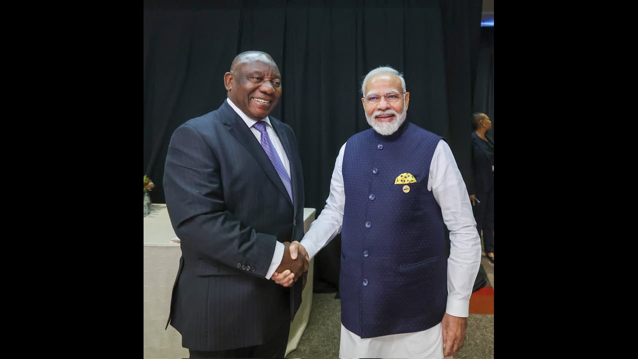 దక్షిణాఫ్రికా అధ్యక్షుడికి తెలంగాణ బిద్రి కళాఖండాన్నిబహుమతి ఇచ్చిన ప్రధాని మోడీ దక్షిణాఫ్రికా అధ్యక్షుడికి తెలంగాణ బిద్రి కళాఖండాన్నిబహుమతి ఇచ్చిన ప్రధాని మోడీ
