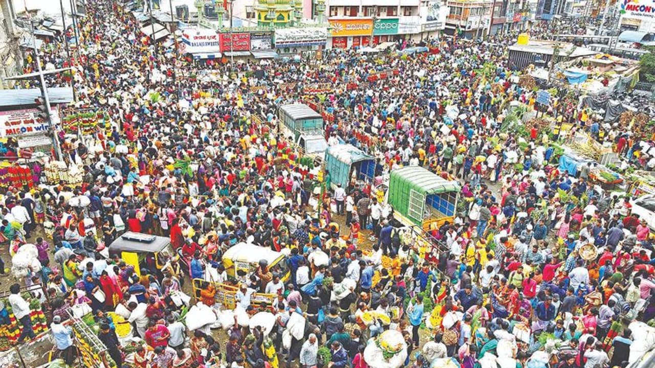ವರಮಹಾಲಕ್ಷ್ಮಿ ಹಬ್ಬ, ಮಾರ್ಕೆಟಲ್ಲಿ ಜನವೋ ಜನ: ಹೂ ಹಣ್ಣು ಬೆಲೆ ಏರಿಕೆ ವರಮಹಾಲಕ್ಷ್ಮಿ ಹಬ್ಬ, ಮಾರ್ಕೆಟಲ್ಲಿ ಜನವೋ ಜನ: ಹೂ ಹಣ್ಣು ಬೆಲೆ ಏರಿಕೆ