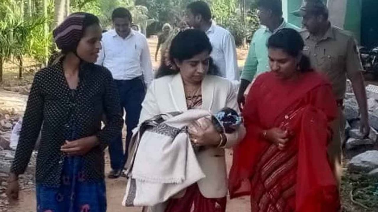 ಗೊಲ್ಲರಹಟ್ಟಿಯಲ್ಲಿ ಮರುಕಳಿಸಿದ ಮೌಢ್ಯಾಚರಣೆ: ಊರಿಂದ ಹೊರಗಿಟ್ಟಿದ್ದ ಬಾಣಂತಿ, ಹಸುಗೂಸು ರಕ್ಷಿಸಿದ ಜಡ್ಜ್‌