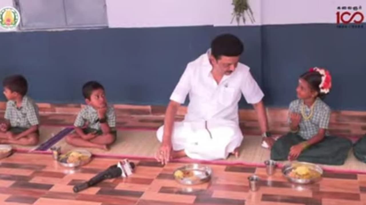 பள்ளி மாணவர்களுக்கான காலை உணவு திட்டம் தொடக்கம்.!திருக்குவளை பள்ளியில் மாணவர்களோடு உணவு அருந்திய மு.க.ஸ்டாலின் பள்ளி மாணவர்களுக்கான காலை உணவு திட்டம் தொடக்கம்.!திருக்குவளை பள்ளியில் மாணவர்களோடு உணவு அருந்திய மு.க.ஸ்டாலின்