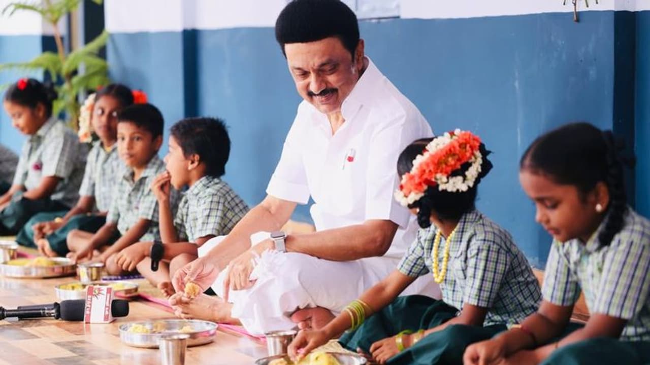 మధ్యాహ్న భోజనంతో పాటు అల్పాహారం కూడా అందించాలి మధ్యాహ్న భోజనంతో పాటు అల్పాహారం కూడా అందించాలి