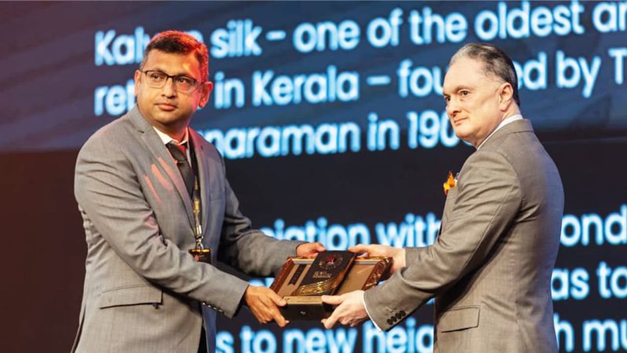 റെയ്മണ്ട് സ്യൂട്ടിങ്, ഷർട്ടിങ് വിൽപ്പനയിൽ കേരളത്തിൽ ഒന്നാമത്; കല്യാൺ സിൽക്സിന് അവാർഡ്