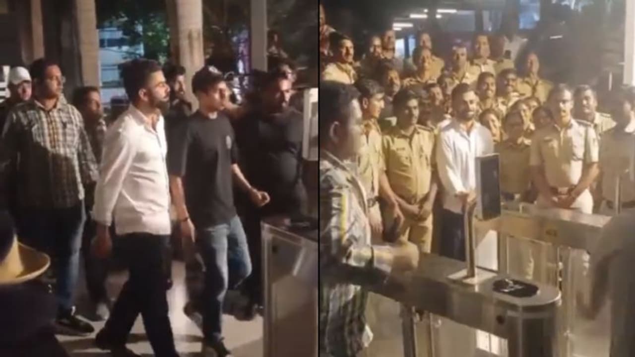 കാക്കിക്കുള്ളിലെ ക്രിക്കറ്റ് പ്രേമം; കോലിക്കൊപ്പം ഫോട്ടോയ്ക്ക് പോസ് ചെയ്ത് പൊലീസുകാർ വീഡിയോ വൈറല് കാക്കിക്കുള്ളിലെ ക്രിക്കറ്റ് പ്രേമം; കോലിക്കൊപ്പം ഫോട്ടോയ്ക്ക് പോസ് ചെയ്ത് പൊലീസുകാർ വീഡിയോ വൈറല്