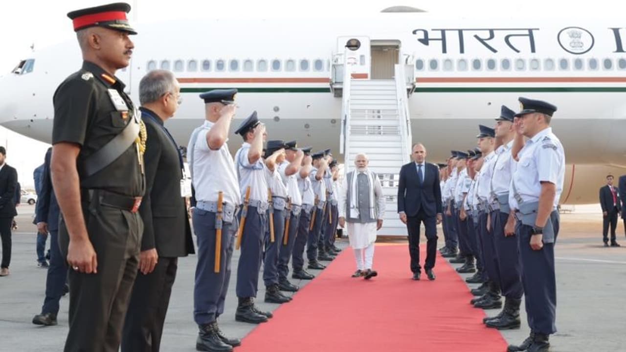 கிரீஸ் நாடு சென்றடைந்தார் பிரதமர் மோடி; இந்தியா வம்சாவழியினர் உற்சாக வரவேற்பு!!