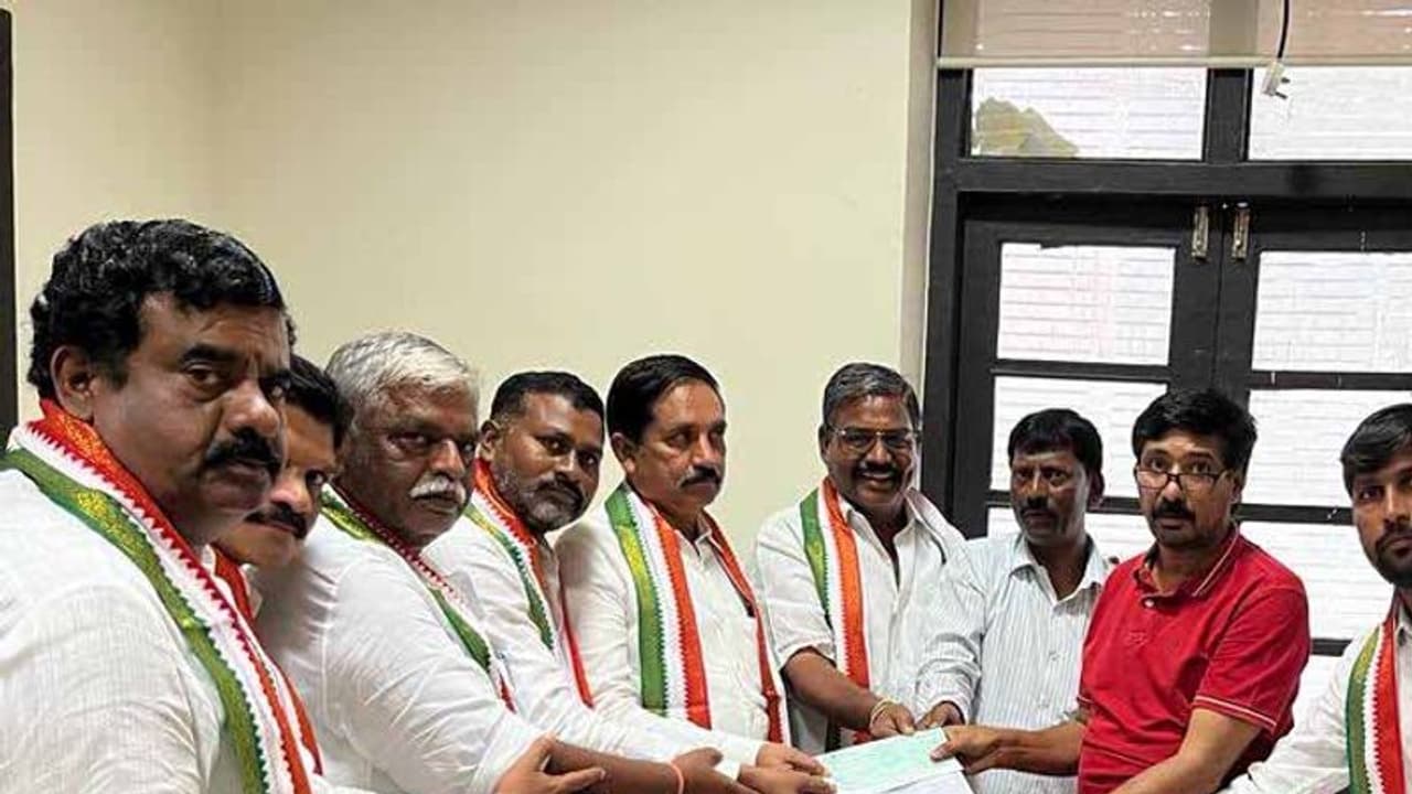 కాంగ్రెస్ టిక్కెట్లకు ధరఖాస్తులు: ఒకే స్థానానికి ఒకే కుటుంబం నుండి అప్లికేషన్లు కాంగ్రెస్ టిక్కెట్లకు ధరఖాస్తులు: ఒకే స్థానానికి ఒకే కుటుంబం నుండి అప్లికేషన్లు