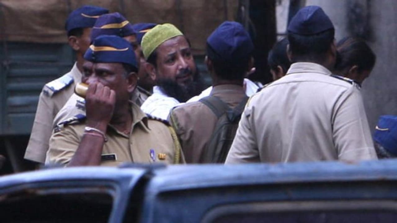 മുംബൈയുടെ ഹൃദയത്തെ നടുക്കിയ ഇരട്ട സ്ഫോടനത്തിന് 20ാം വര്ഷികം മുംബൈയുടെ ഹൃദയത്തെ നടുക്കിയ ഇരട്ട സ്ഫോടനത്തിന് 20ാം വര്ഷികം