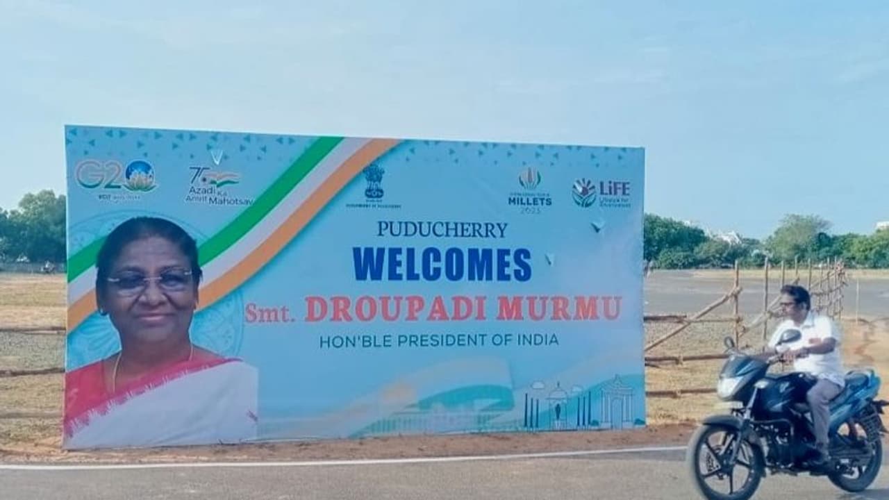 தேசிய கொடியை தலைகீழாக அச்சிட்டு குடியரசு தலைவரை வரவேற்ற அதிகாரிகள் தேசிய கொடியை தலைகீழாக அச்சிட்டு குடியரசு தலைவரை வரவேற்ற அதிகாரிகள்