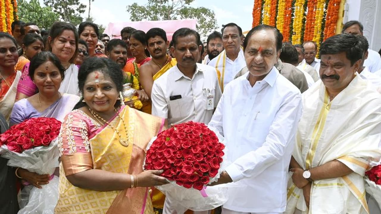 అంతలోనే ఎంతమార్పు .. సచివాలయాన్ని తమిళిసైకి దగ్గరుండి చూపించిన కేసీఆర్ (వీడియో) అంతలోనే ఎంతమార్పు .. సచివాలయాన్ని తమిళిసైకి దగ్గరుండి చూపించిన కేసీఆర్ (వీడియో)