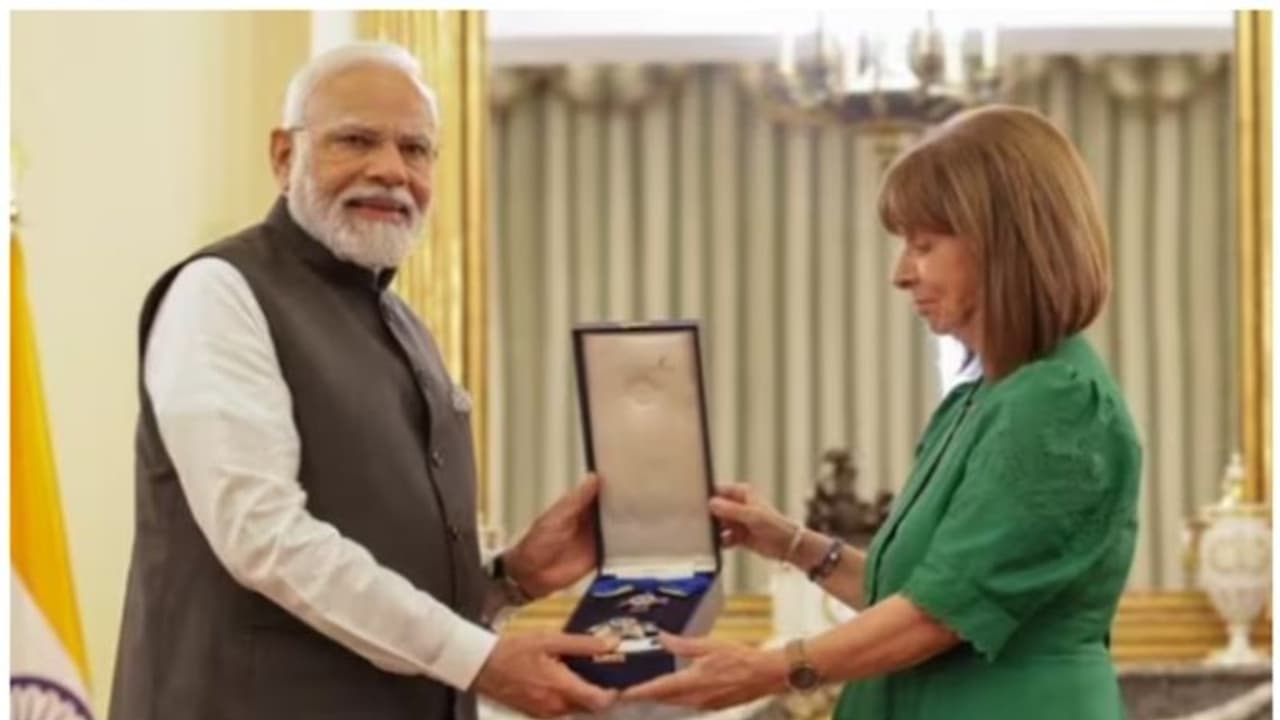 പ്രധാനമന്ത്രി മോദിക്ക് പരമോന്നത പുരസ്കാരം നൽകി ഗ്രീസ് പ്രധാനമന്ത്രി മോദിക്ക് പരമോന്നത പുരസ്കാരം നൽകി ഗ്രീസ്