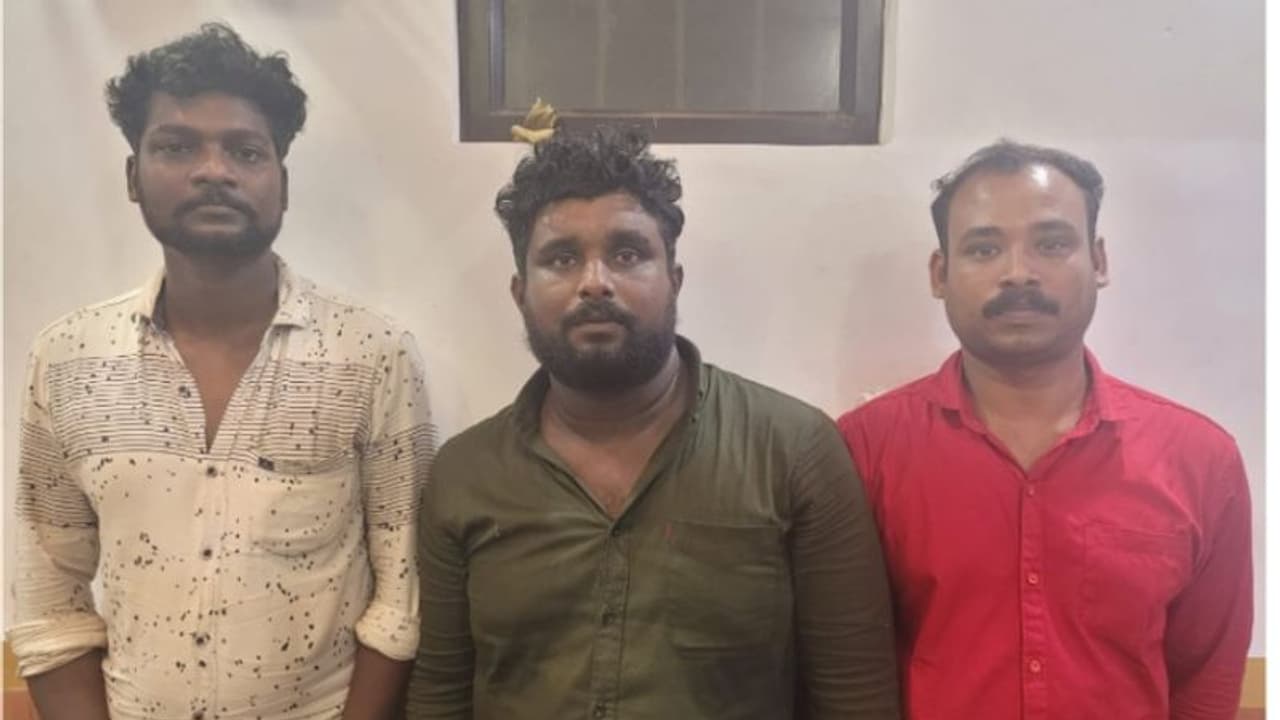 റോഡിൽ നിൽക്കുകയായിരുന്ന യുവാവിനെ ആക്രമിച്ച് സ്വർണ്ണവും മൊബൈൽ ഫോണും കവർന്നു; മൂന്ന് പേര്‍ അറസ്റ്റിൽ