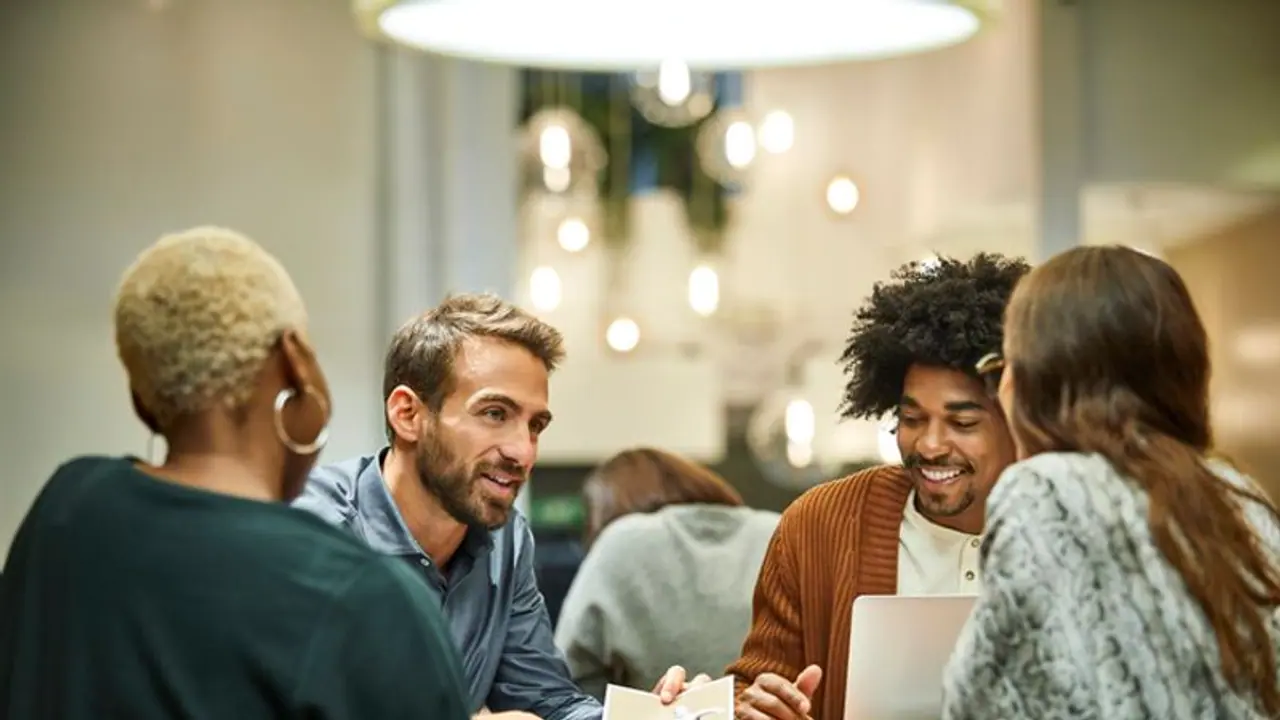 Learn 7 basic ettiquetes of attending office meetings 