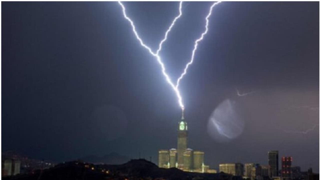 കനത്ത മഴ; മക്കയില് കാര് ഒഴുക്കില്പ്പെട്ട് അധ്യാപകന് മരിച്ചു കനത്ത മഴ; മക്കയില് കാര് ഒഴുക്കില്പ്പെട്ട് അധ്യാപകന് മരിച്ചു