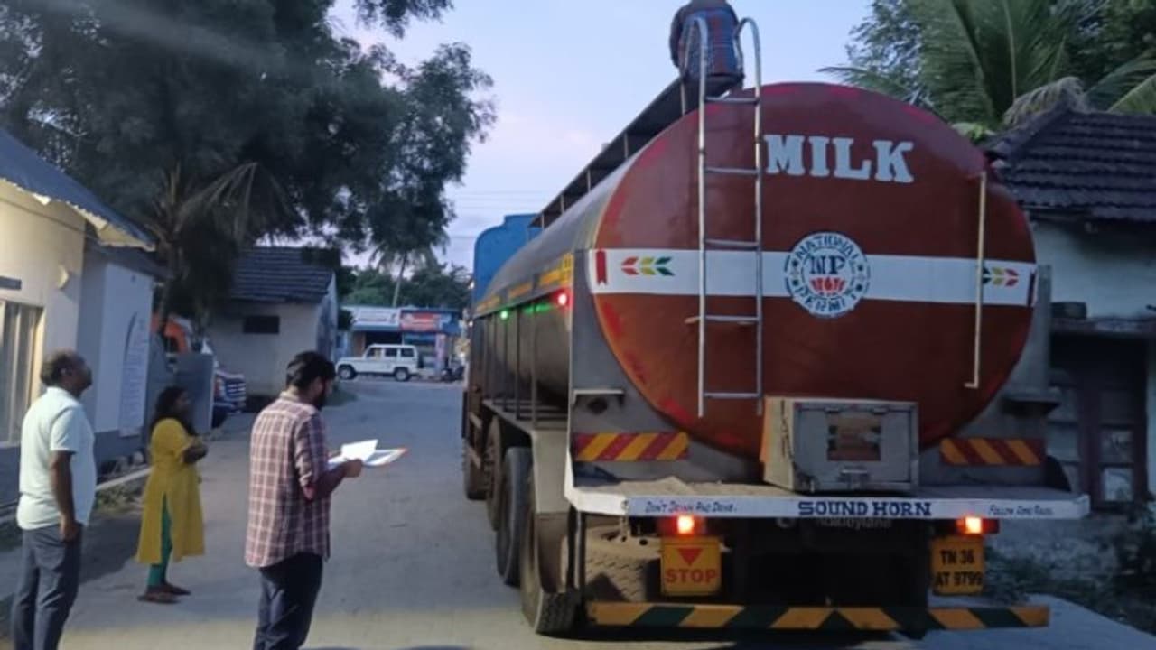 ചെക്ക് പോസ്റ്റുകളിൽ ഭക്ഷ്യ ഉത്പന്നങ്ങളുടെ കർശന പരിശോധന തുടങ്ങി; മത്സ്യങ്ങളുടെ ഉൾപ്പെടെ സാമ്പിളുകൾ ശേഖരിച്ചു ചെക്ക് പോസ്റ്റുകളിൽ ഭക്ഷ്യ ഉത്പന്നങ്ങളുടെ കർശന പരിശോധന തുടങ്ങി; മത്സ്യങ്ങളുടെ ഉൾപ്പെടെ സാമ്പിളുകൾ ശേഖരിച്ചു