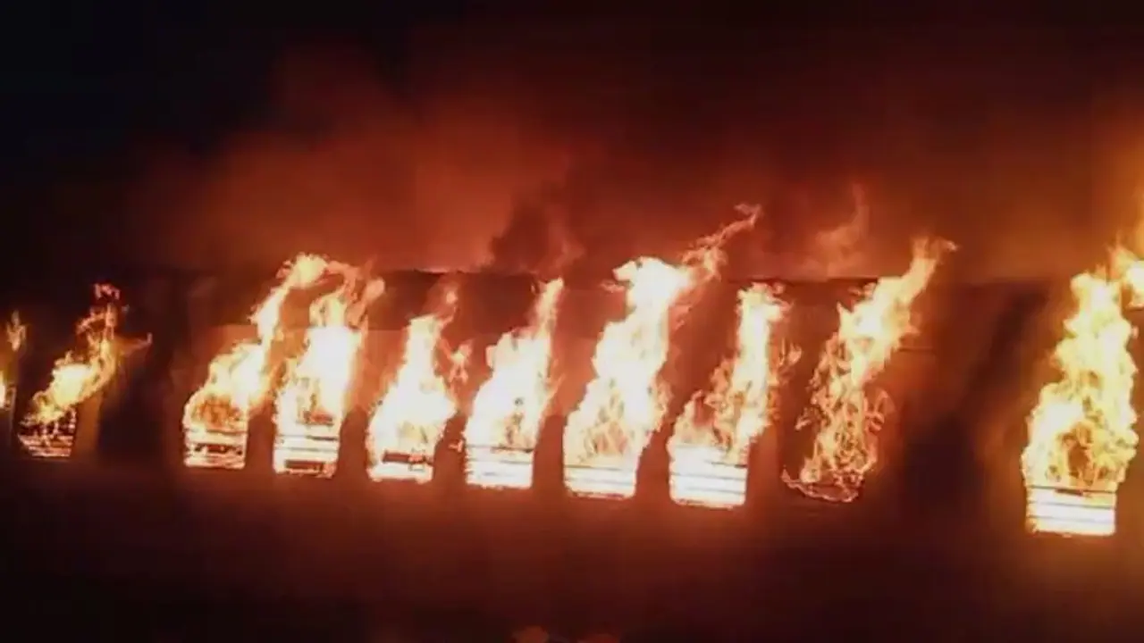 మధురై రైల్వేస్టేషన్లో భారీ అగ్ని ప్రమాదం.. తొమ్మిది మంది మృతి.. (వీడియో) మధురై రైల్వేస్టేషన్లో భారీ అగ్ని ప్రమాదం.. తొమ్మిది మంది మృతి.. (వీడియో)