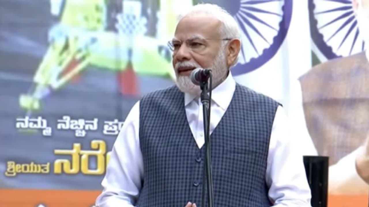 முதலில் நம் விஞ்ஞானிகளை கண்டு தலைவணங்க விரும்புகிறேன் பெங்களூருவில் மக்கள் மத்தியில் பேசிய பிரதமர் மோடி! முதலில் நம் விஞ்ஞானிகளை கண்டு தலைவணங்க விரும்புகிறேன் பெங்களூருவில் மக்கள் மத்தியில் பேசிய பிரதமர் மோடி!