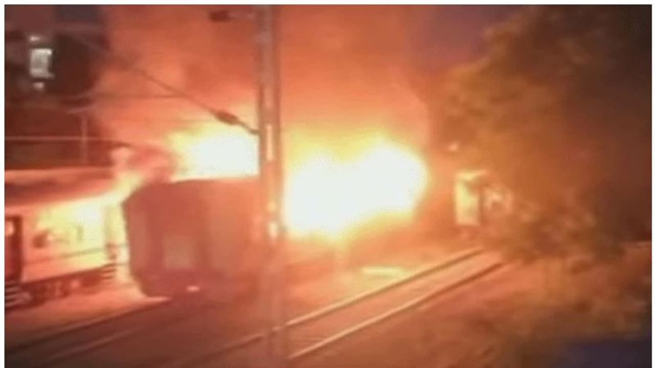 നിർത്തിയിട്ട ലഖ്നൗ രാമേശ്വരം ട്രെയിനിൽ തീപിടിത്തം, 9 പേർ വെന്തുമരിച്ചു, ട്രെയിനിനുള്ളിൽ പാചകത്തിന് ശ്രമിച്ചവർ നിർത്തിയിട്ട ലഖ്നൗ രാമേശ്വരം ട്രെയിനിൽ തീപിടിത്തം, 9 പേർ വെന്തുമരിച്ചു, ട്രെയിനിനുള്ളിൽ പാചകത്തിന് ശ്രമിച്ചവർ