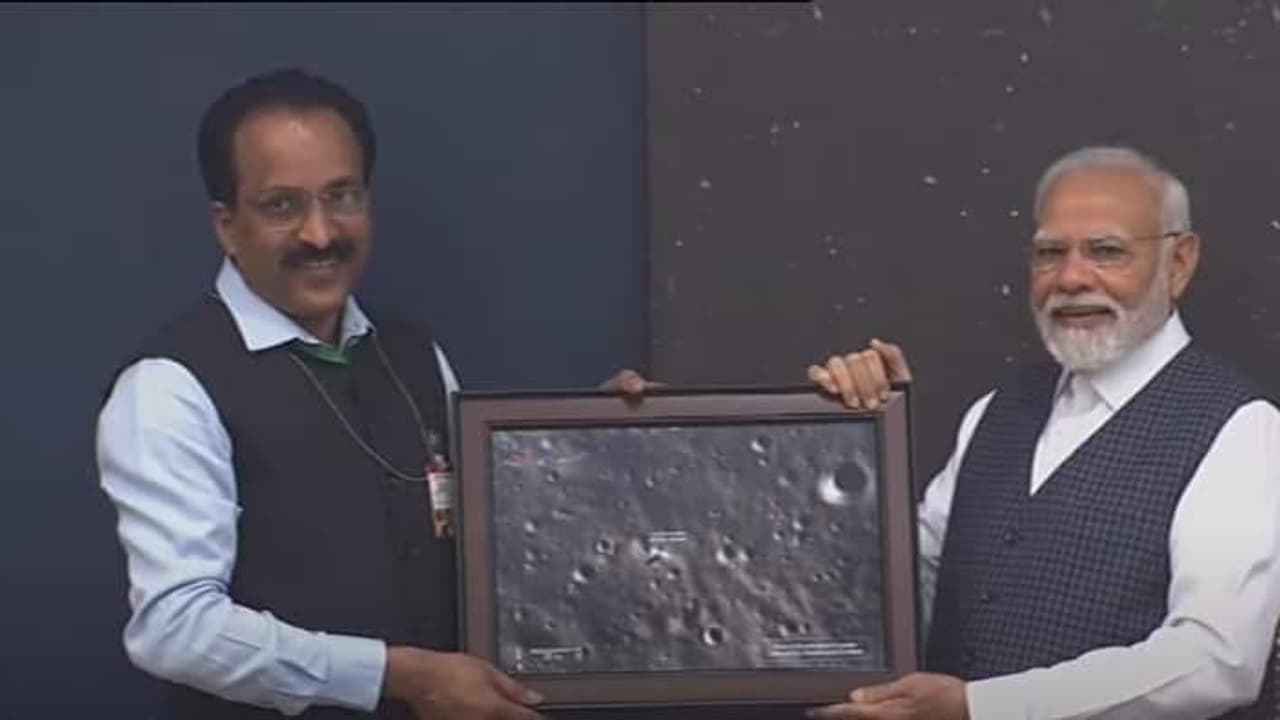 രാജ്യപ്രൗഢി ചന്ദ്രനോളം എത്തിച്ചവർ, ശാസ്ത്രജ്ഞരെ നേരിട്ടെത്തി അഭിനന്ദിച്ച് പ്രധാനമന്ത്രി 