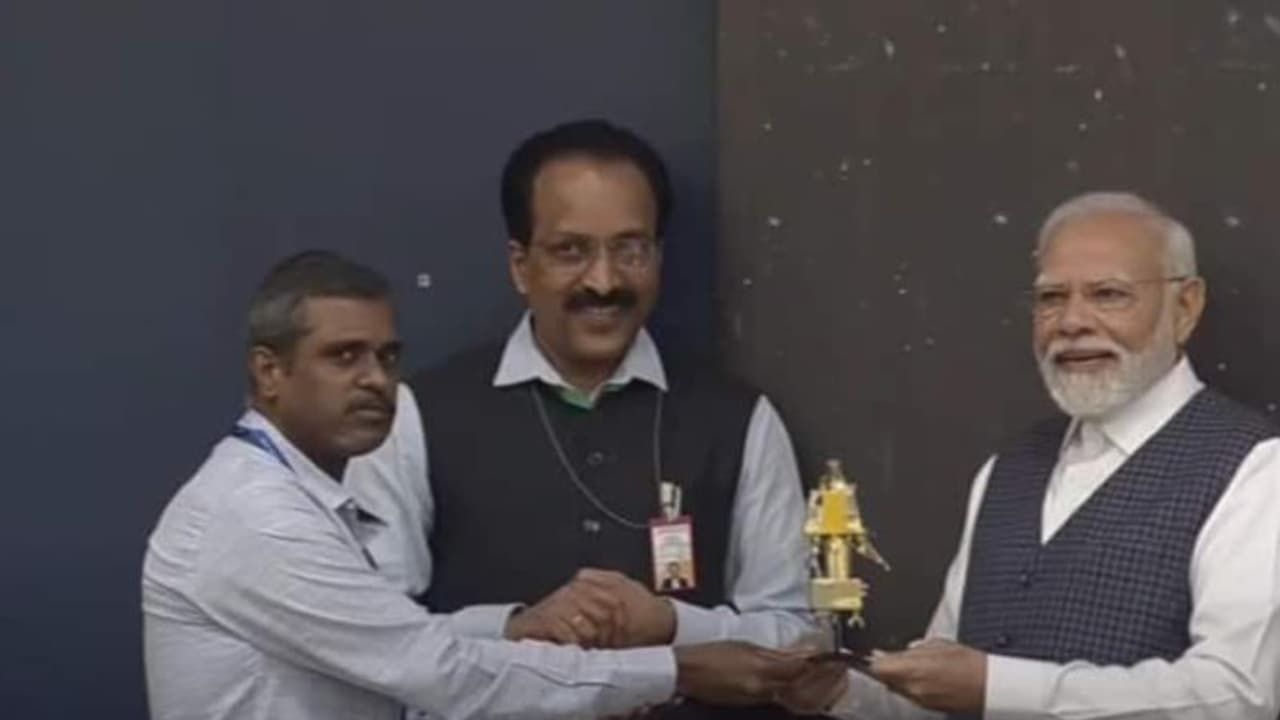 குட்டி சந்திரயான் 3 இந்திய பிரதமருக்கு நினைவு பரிசு வழங்கிய தமிழக விஞ்ஞானி வீரமுத்துவேல்! குட்டி சந்திரயான் 3 இந்திய பிரதமருக்கு நினைவு பரிசு வழங்கிய தமிழக விஞ்ஞானி வீரமுத்துவேல்!