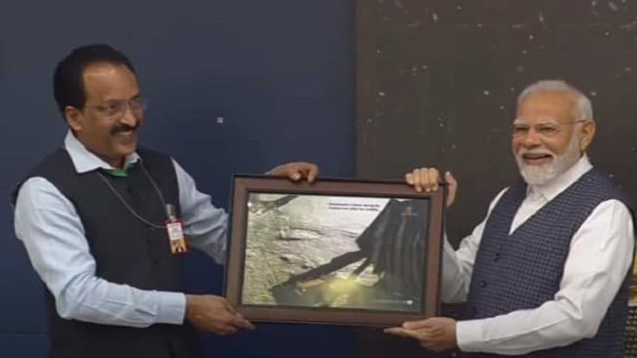 విక్రమ్ దిగిన ప్రాంతాన్ని ‘శివశక్తి’ అని పిలవాలి ప్రధాని మోడీ.. ఇస్రో శాస్త్రవేత్తలతో భేటీ విక్రమ్ దిగిన ప్రాంతాన్ని ‘శివశక్తి’ అని పిలవాలి ప్రధాని మోడీ.. ఇస్రో శాస్త్రవేత్తలతో భేటీ