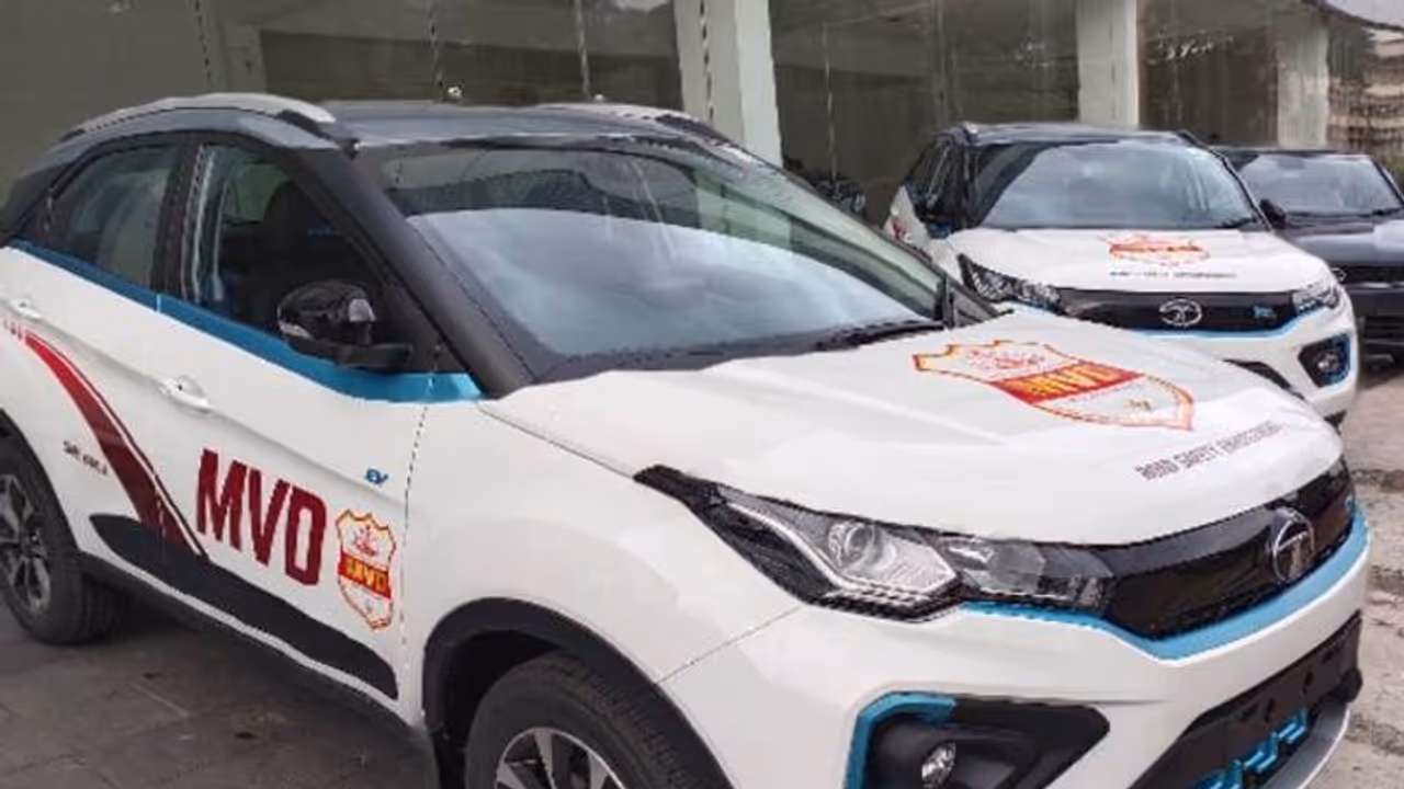 ഫെയർവെൽ കളറാക്കാൻ സ്കൂളിൽ വണ്ടികളുമായെത്തി, പിള്ളേരുടെ അഭ്യാസ പ്രകടനം: എംവിഡി പൊക്കി, എട്ടിന്‍റെ പണിയും!