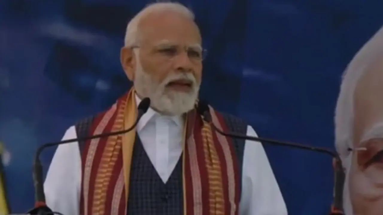 PM Modi stops his address, asks medical team to check on fainted SPG personnel (WATCH) PM Modi stops his address, asks medical team to check on fainted SPG personnel (WATCH)