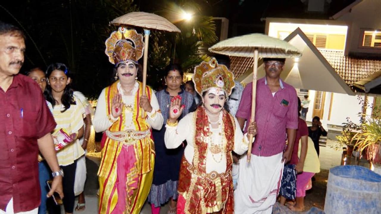 ഓണക്കരോളുമായി നാട്ടുകൂട്ടം, 40 വര്‍ഷമായുള്ള രീതി, ഇത്തവണ വനിതാ മാവേലിമാരും