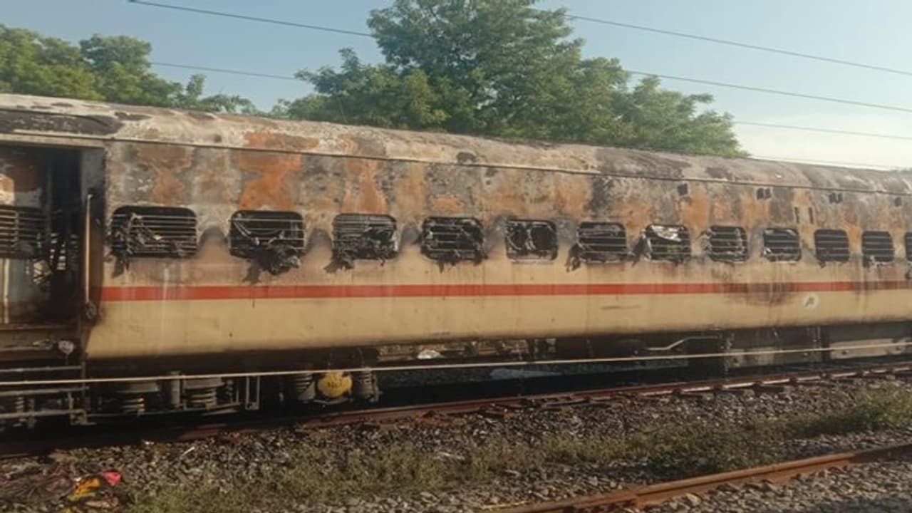 மதுரை ரயில் தீ விபத்து சுற்றுலா நிறுவனம் மீது வழக்குப் பதிவு! மதுரை ரயில் தீ விபத்து சுற்றுலா நிறுவனம் மீது வழக்குப் பதிவு!