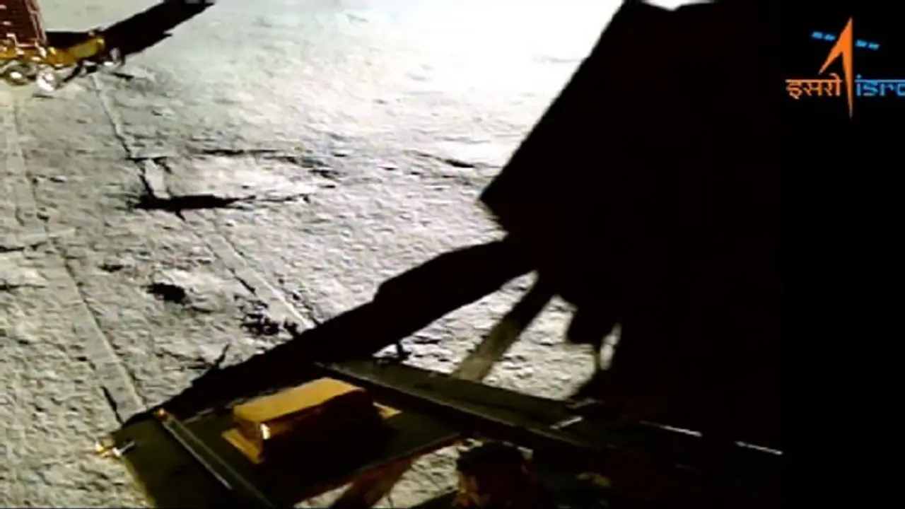 Chandrayaan 3: कैसी दिखती है चांद की जमीन...प्रज्ञान रोवर ने देशवासियों को भेजा एक और VIDEO