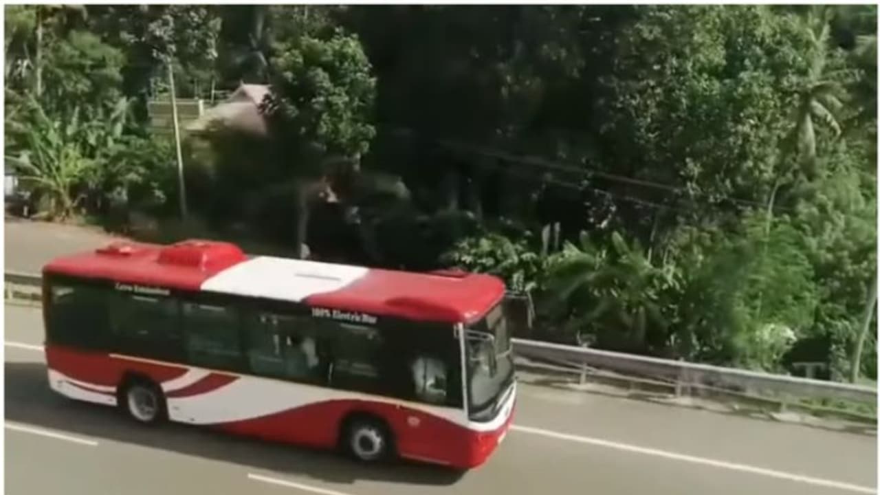 തലസ്ഥാനത്തിന് ഓണസമ്മാനം; 60 ഇലക്ട്രിക് ബസ്സുകൾ പുറത്തിറക്കി കെഎസ്ആര്ടിസി, തത്സമയ വിവരങ്ങൾ ലഭിക്കാന് ആപ്പും തലസ്ഥാനത്തിന് ഓണസമ്മാനം; 60 ഇലക്ട്രിക് ബസ്സുകൾ പുറത്തിറക്കി കെഎസ്ആര്ടിസി, തത്സമയ വിവരങ്ങൾ ലഭിക്കാന് ആപ്പും