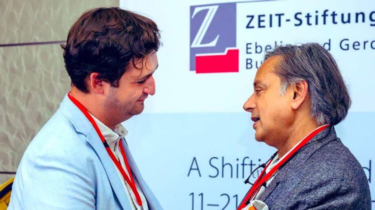 'നദീം വിതുമ്പുന്നുണ്ടായിരുന്നു, എനിക്കും വാക്കുകൾ കിട്ടിയില്ല'; വൈകാരിക കണ്ടുമുട്ടലിനെ കുറിച്ച് തരൂർ 'നദീം വിതുമ്പുന്നുണ്ടായിരുന്നു, എനിക്കും വാക്കുകൾ കിട്ടിയില്ല'; വൈകാരിക കണ്ടുമുട്ടലിനെ കുറിച്ച് തരൂർ