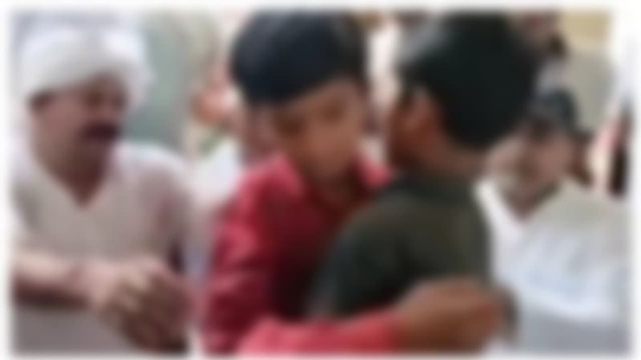 സ്നേഹ ചുംബനങ്ങൾ കൈമാറി സഹപാഠികൾ; മർദ്ദനമേറ്റ കുട്ടിയെ സഹപാഠിയെ കൊണ്ട് ആലിംഗനം ചെയ്യിച്ച് ബികെയു നേതാക്കൾ സ്നേഹ ചുംബനങ്ങൾ കൈമാറി സഹപാഠികൾ; മർദ്ദനമേറ്റ കുട്ടിയെ സഹപാഠിയെ കൊണ്ട് ആലിംഗനം ചെയ്യിച്ച് ബികെയു നേതാക്കൾ