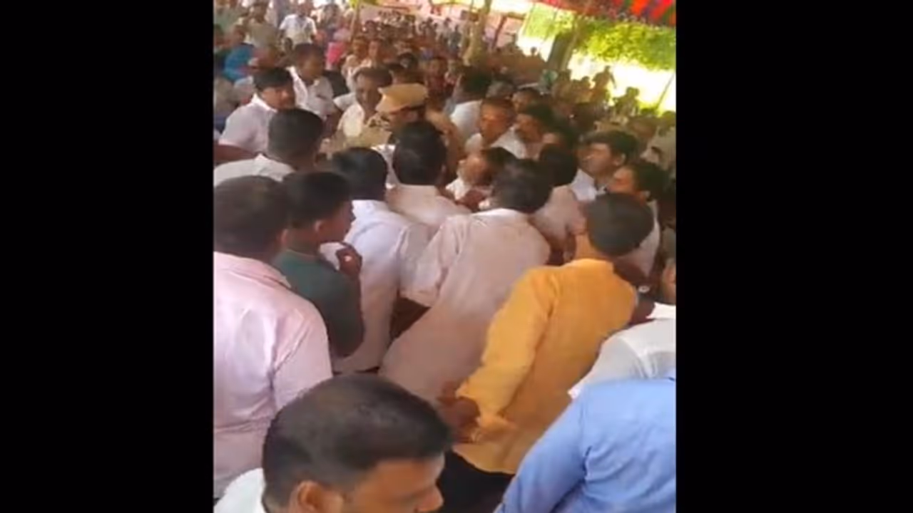 திமுக கூட்டத்தில் வாக்குவாதம்: புதிய நிர்வாகிகள் நியமனத்தில் அதிருப்தி? திமுக கூட்டத்தில் வாக்குவாதம்: புதிய நிர்வாகிகள் நியமனத்தில் அதிருப்தி?