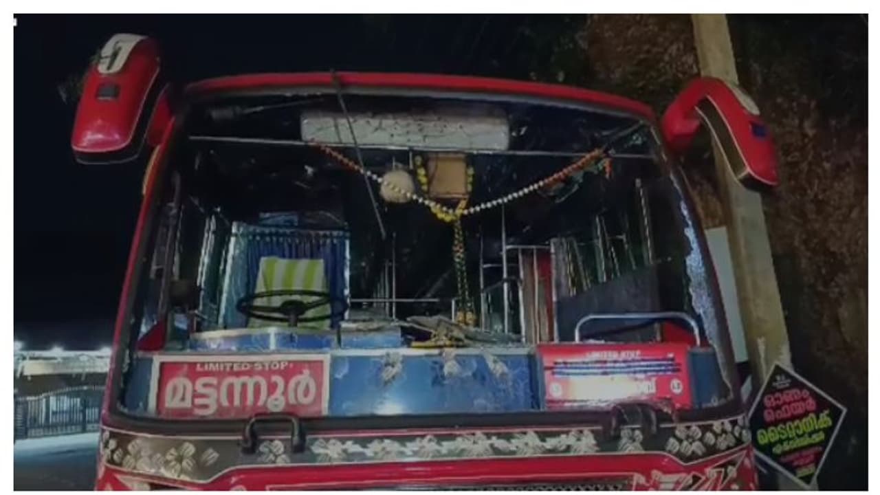  ഓടുന്ന ബസ്സിലേക്ക് മറ്റൊരു ഡ്രൈവറും കണ്ടക്ടറും കല്ലെറിഞ്ഞു, ചില്ല് തകർന്നു; ഇരുവരും പൊലീസ് കസ്റ്റഡിയിൽ