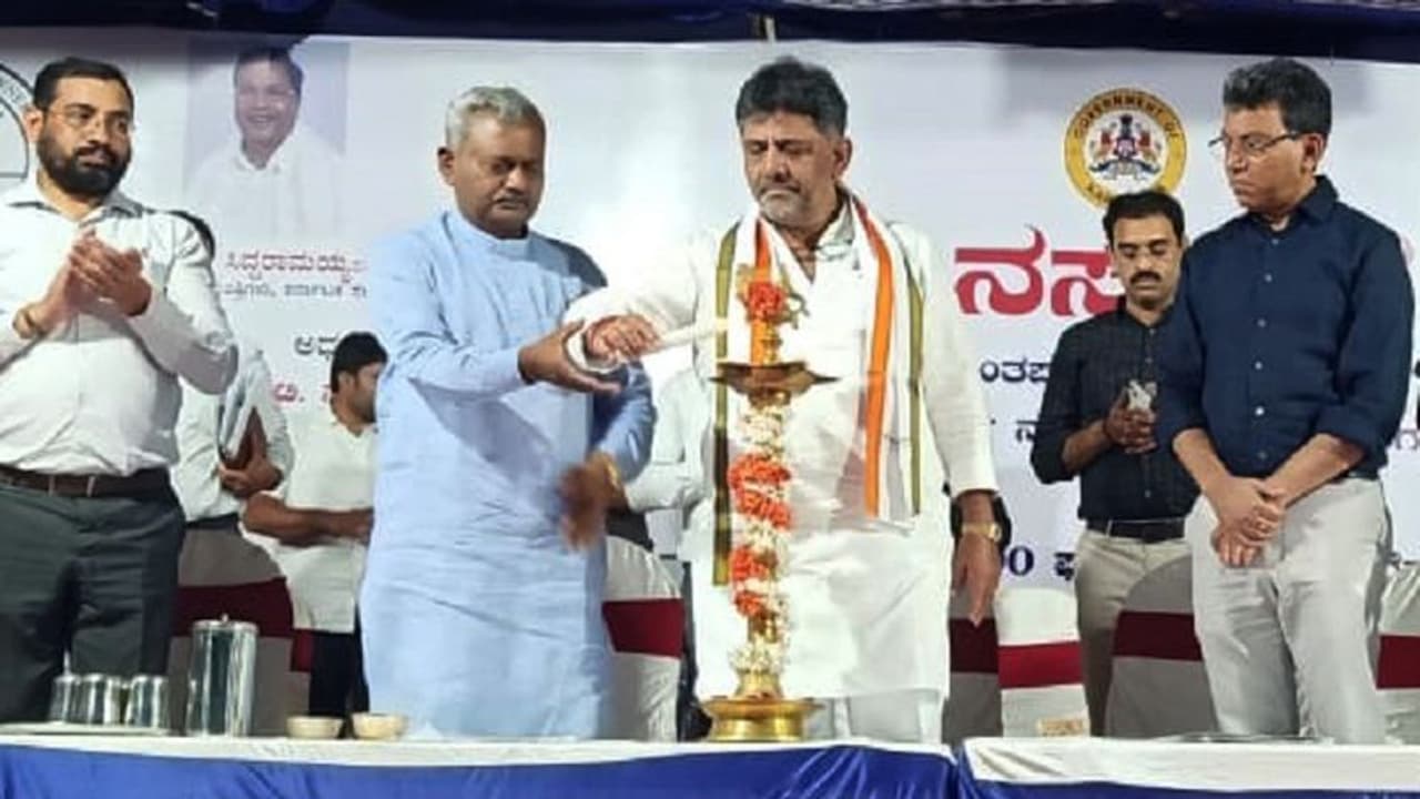 ನಮ್ಮ ಹಣ್ಣನ್ನು ಬೇರೆಯವರಿಗೆ ಬಿಡಬಾರದು: ಎಸ್ಟಿಎಸ್ ಬಗ್ಗೆ ಡಿಕೆಶಿ ಮಾರ್ಮಿಕ ನುಡಿ ನಮ್ಮ ಹಣ್ಣನ್ನು ಬೇರೆಯವರಿಗೆ ಬಿಡಬಾರದು: ಎಸ್ಟಿಎಸ್ ಬಗ್ಗೆ ಡಿಕೆಶಿ ಮಾರ್ಮಿಕ ನುಡಿ