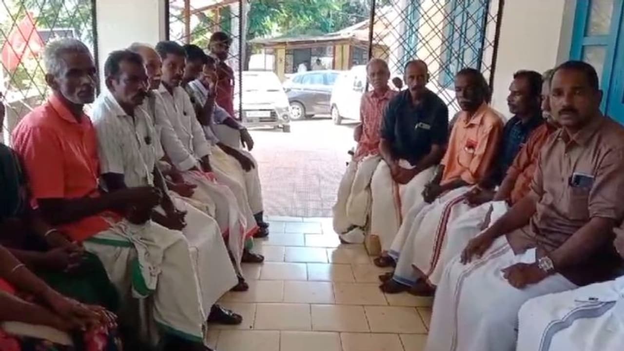 പൂട്ടിക്കിടക്കുന്ന തേയിലത്തോട്ടങ്ങളിലെ തൊഴിലാളികൾക്ക് ഉത്സവ ബത്തയില്ല; സിഐടിയുവിന്റെ നേതൃത്വത്തിൽ ഉപരോധം പൂട്ടിക്കിടക്കുന്ന തേയിലത്തോട്ടങ്ങളിലെ തൊഴിലാളികൾക്ക് ഉത്സവ ബത്തയില്ല; സിഐടിയുവിന്റെ നേതൃത്വത്തിൽ ഉപരോധം